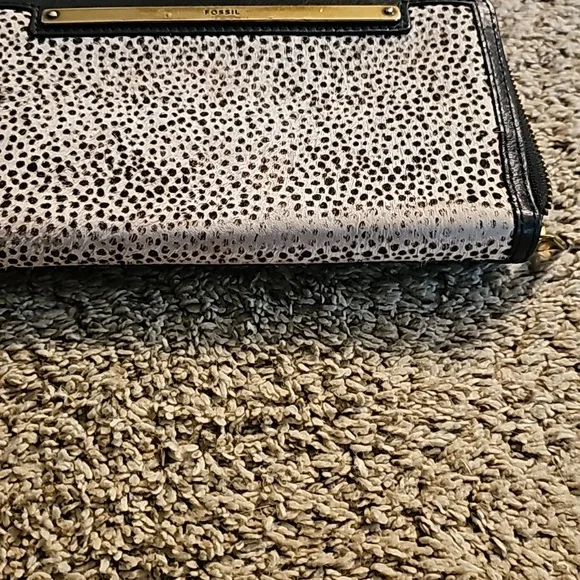 The Fossil Women's Liza Leather Zip Around Clutch Wallet - Picture 3 of 5